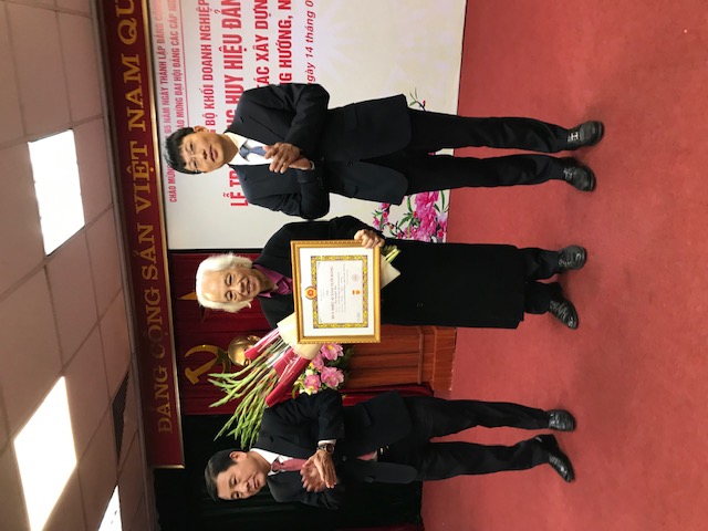 Nhà văn Nguyễn Bắc Sơn – Huy hiệu 45 năm Tuổi Đảng